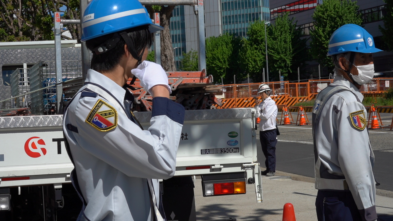 交通誘導の現場で勤務する警備員